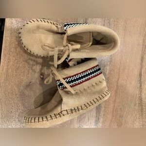 Mint Baby Minnetonka suede moccasin stitch details size 5 boho casual minimalist